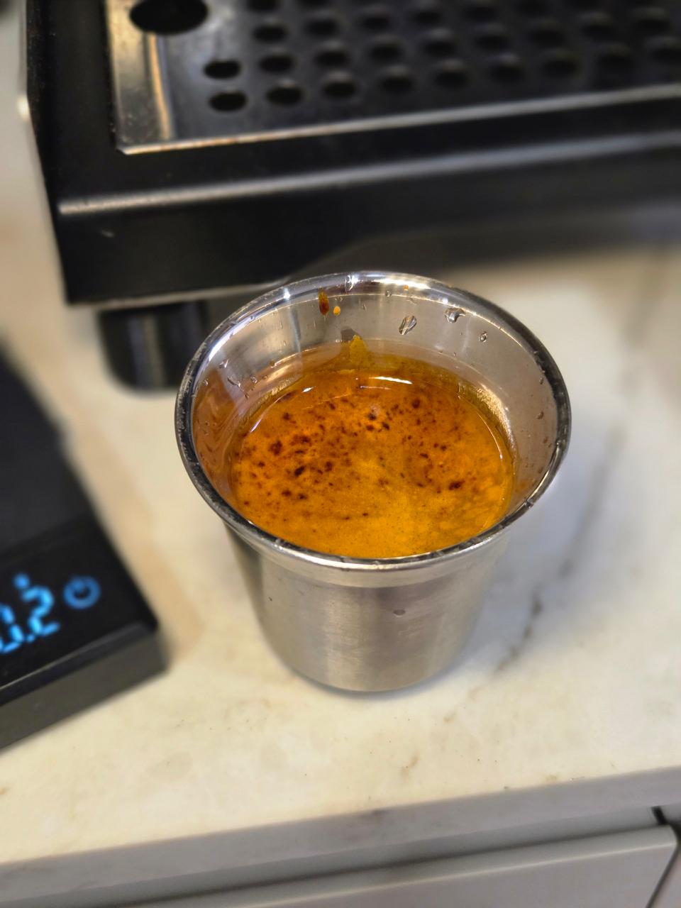 Espresso recién extraído en taza