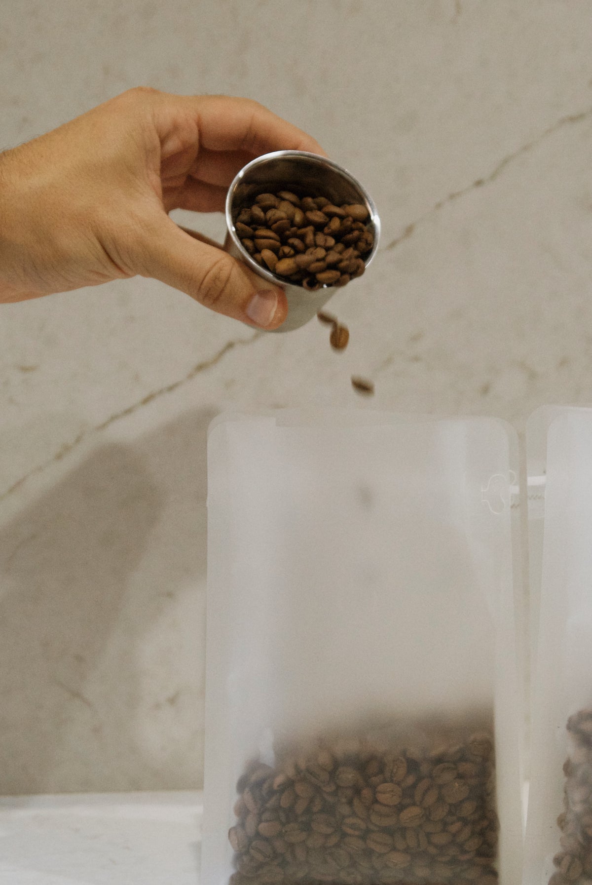 Vertiendo café recién tostado en la bolsa, en Santa Eulalia