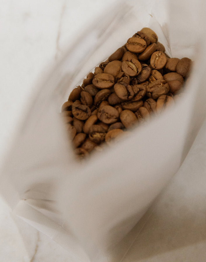 El café dentro de la bolsa abierta
